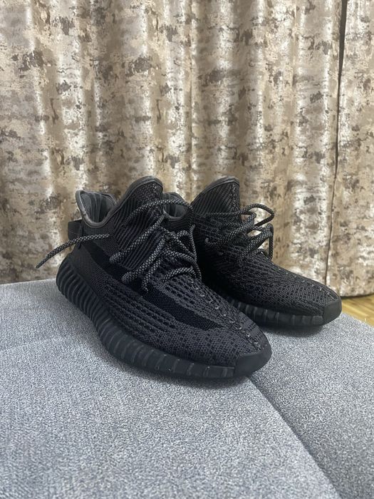 adidasi yezzy,impecabili