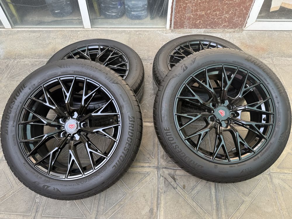 Диски с шинами R17 Vossen (universal)