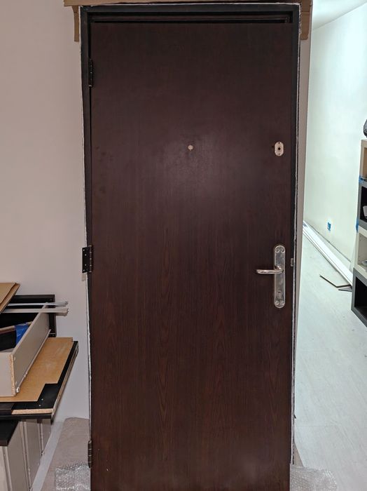 Ușă de apartament (exterior)