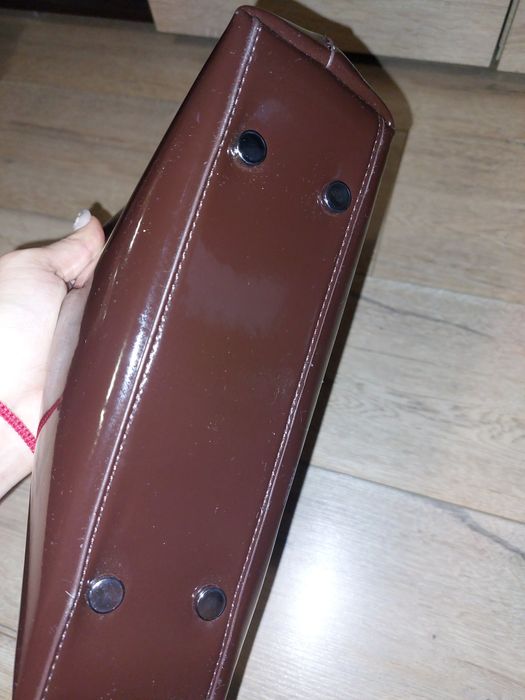 Лачена тъмно кафява дамска чанта