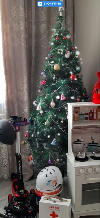 Продам елку на фото с игрушками