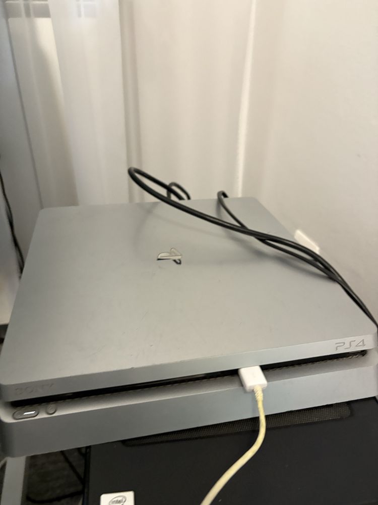 Vand ps4 cu tot cu jocuri