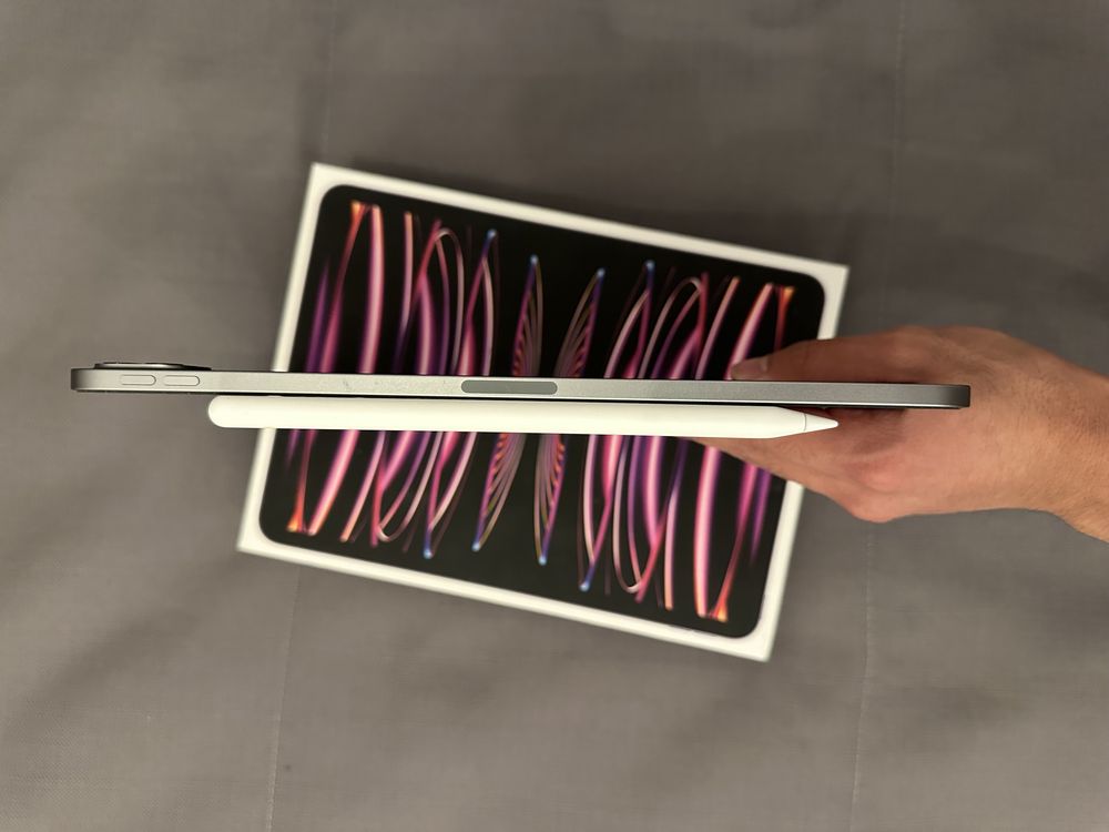 iPad Pro (2022) серого цвета