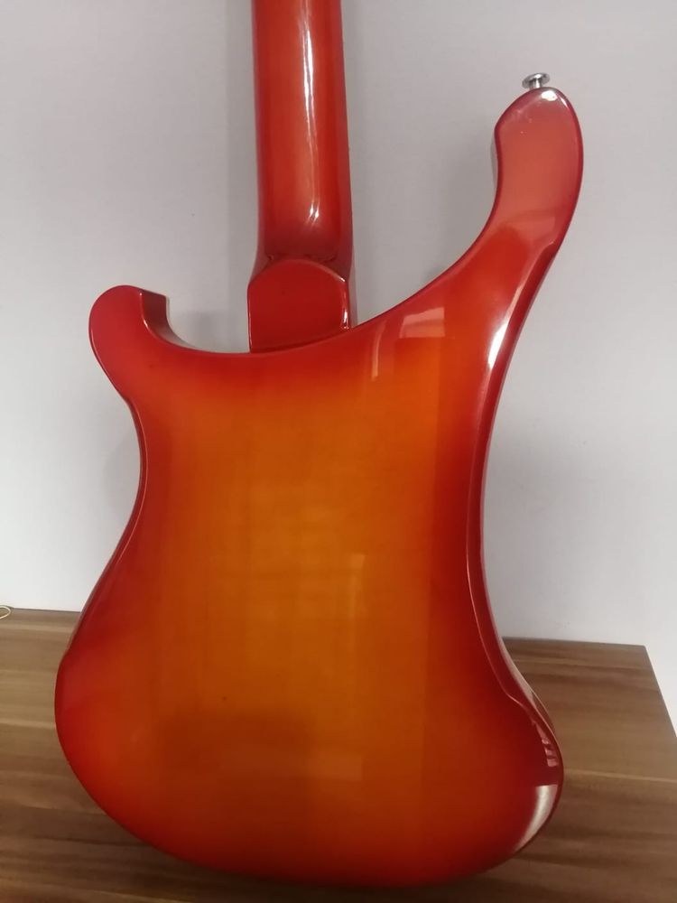 Продам бас гитару Rickenbacker в идеальном состоянии