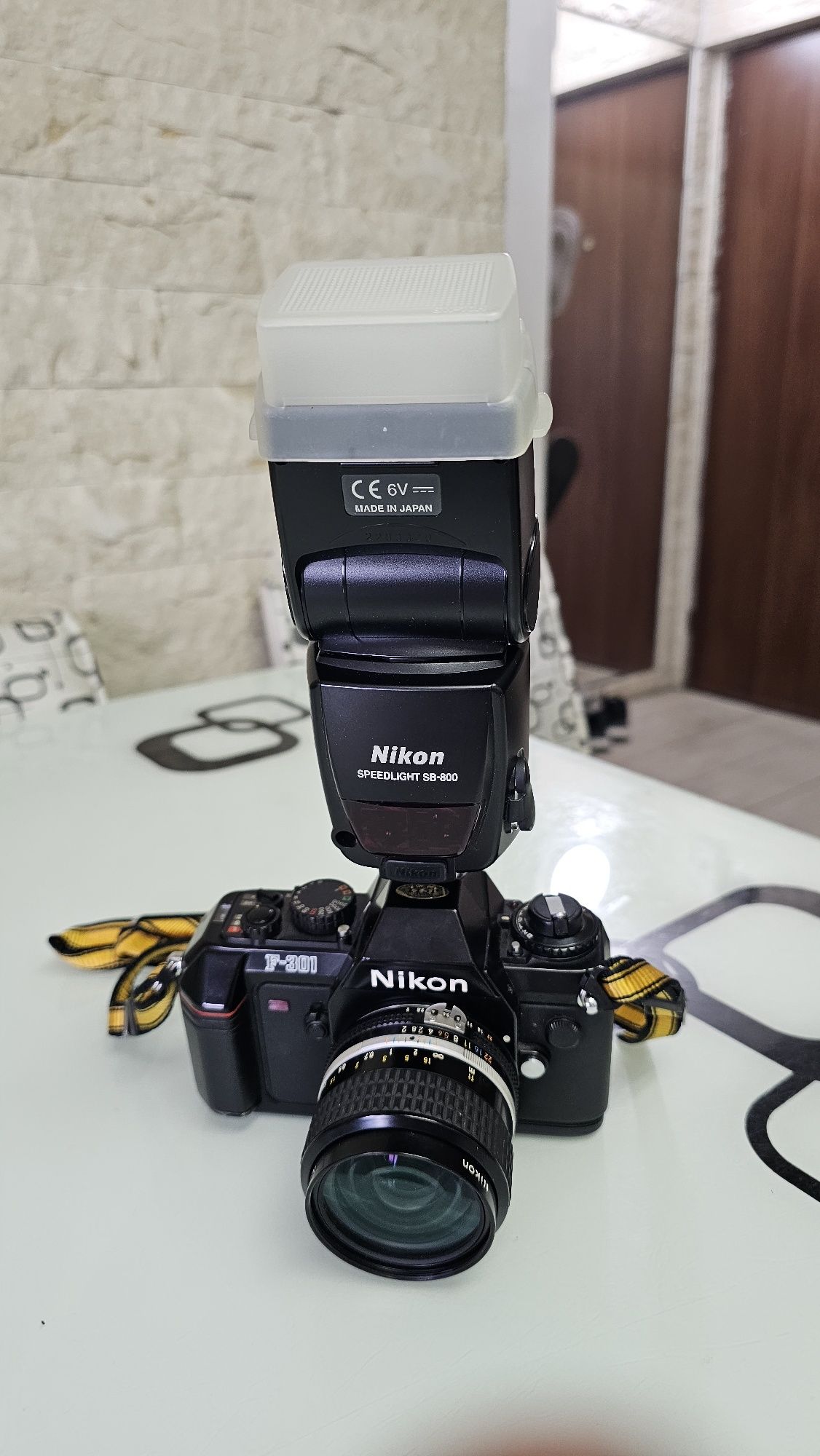 Kit ap film Nikon  F-301 + obiectiv Nikon Ai-S NIKKOR 35mm f/2 + blitz