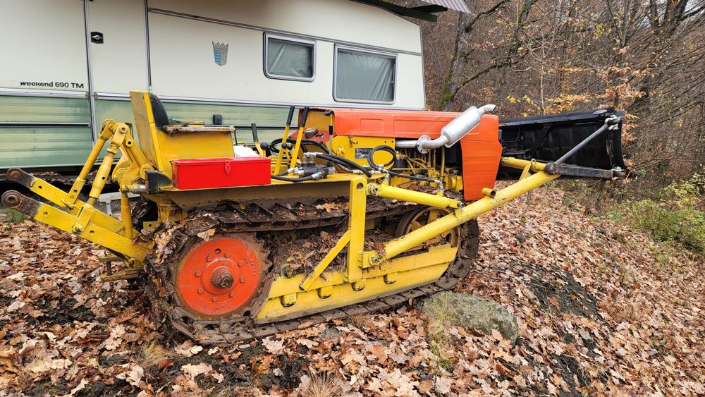 Mini buldozer ( tractor mic pe șenile cu lamă )