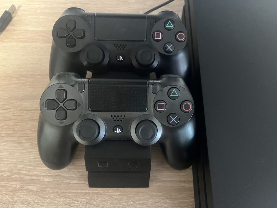 Consola sony PS4pro 1TB + 2 controlere si incarcator pentru controlere