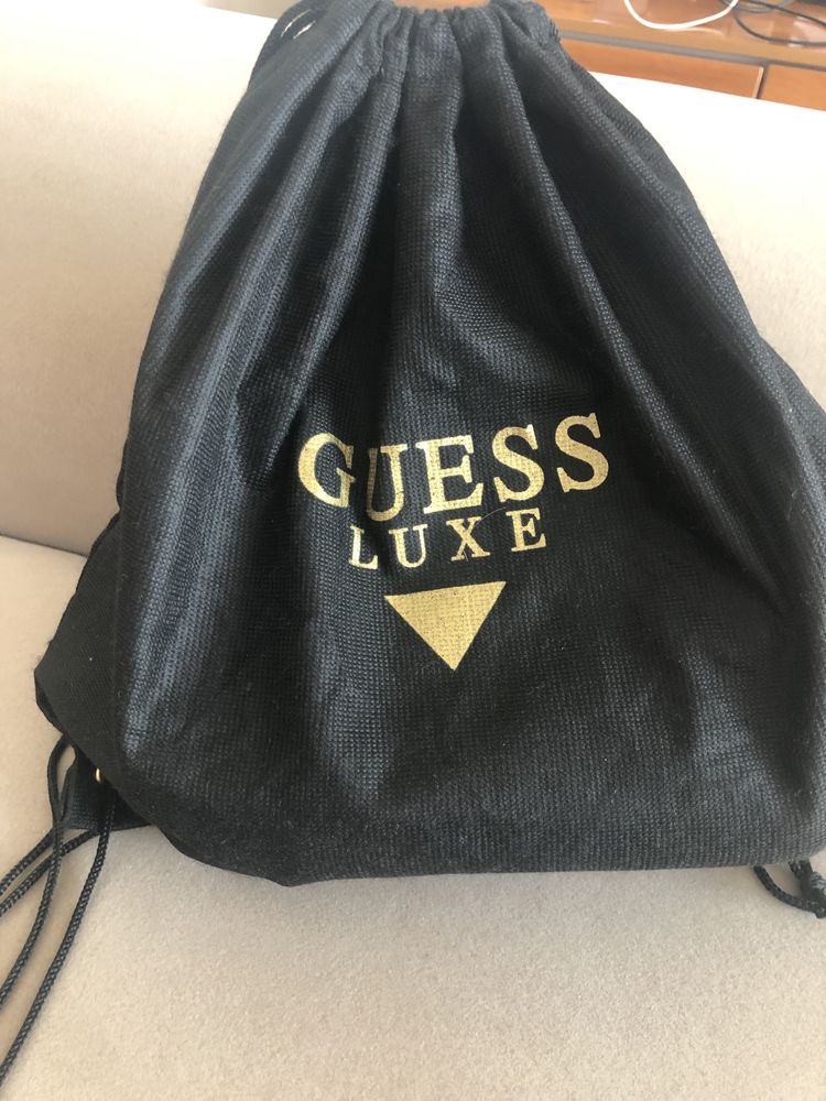 Оригинална чанта на Guess от естествена кожа