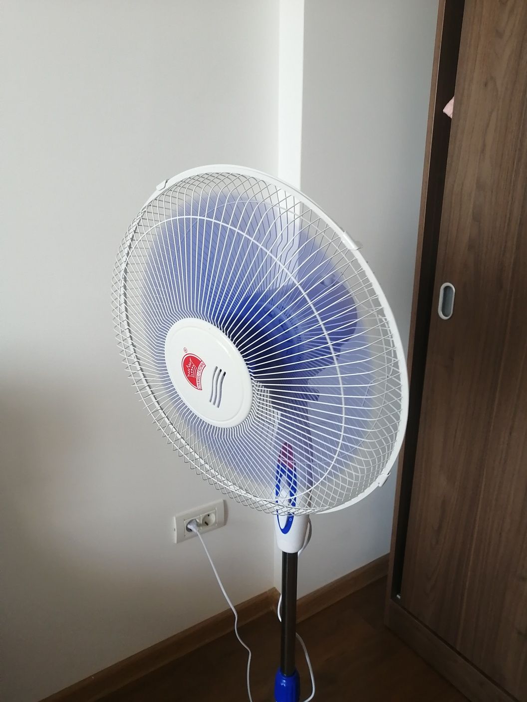 Ventilator de camera cu 3 trepte rotativ