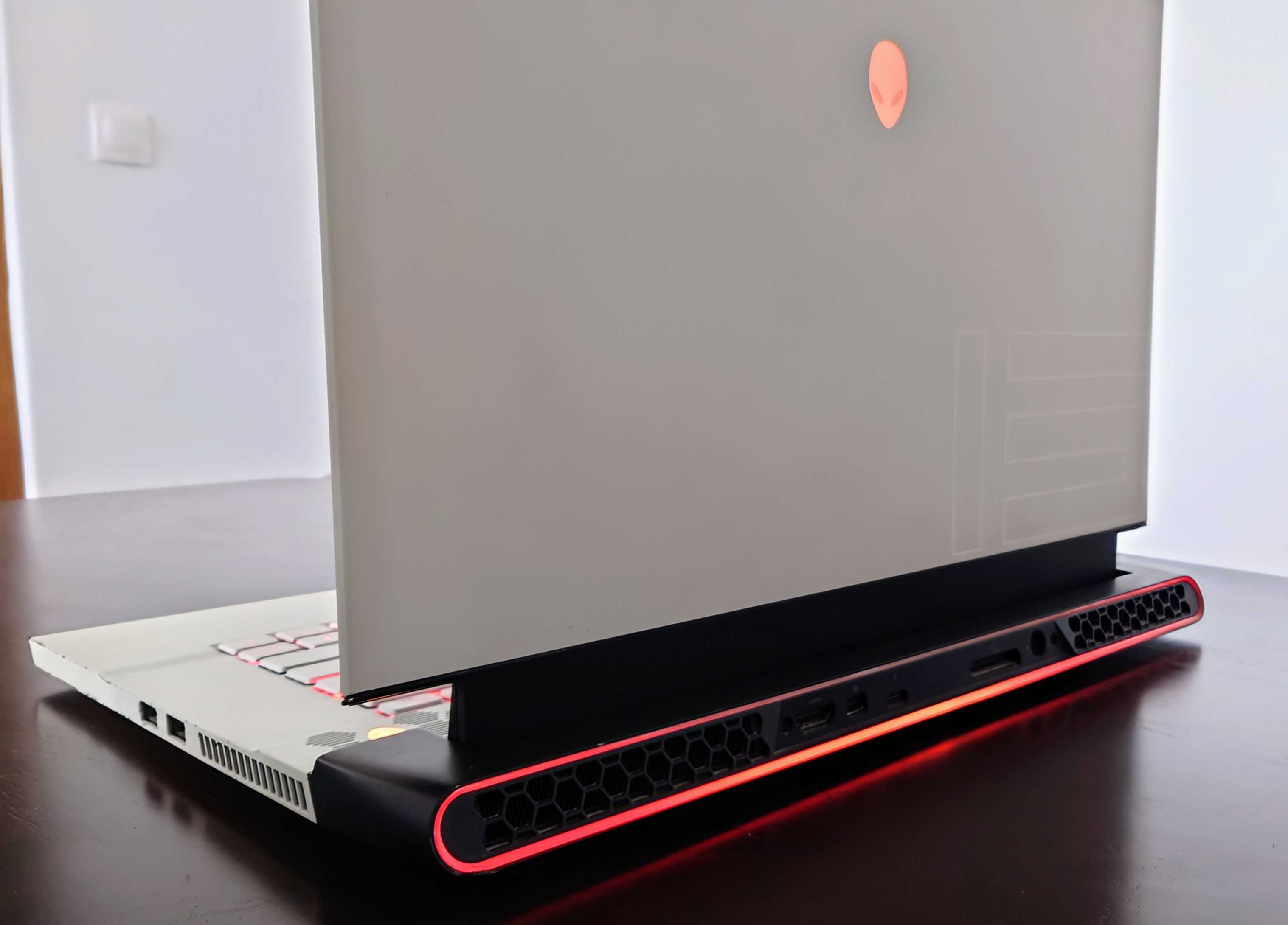 [4K OLED> Геймърски Лаптоп Dell Alienware m15 R2 / преносим компютър