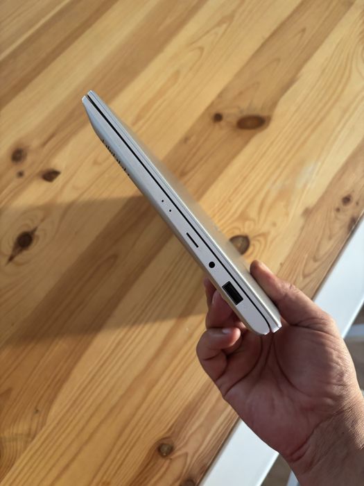 Asus Vivobook 13”.Ultraportabil,geanta noua,procesor i5,taste luminate