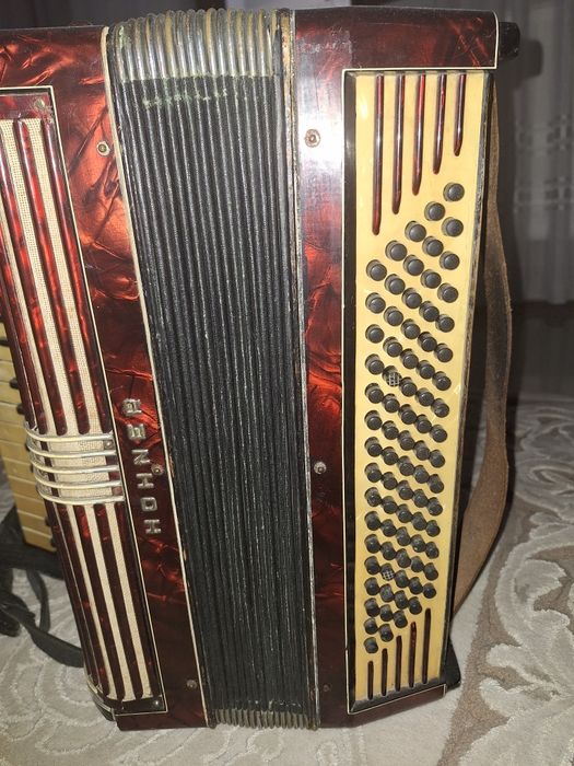 Vând acordeon Hohner