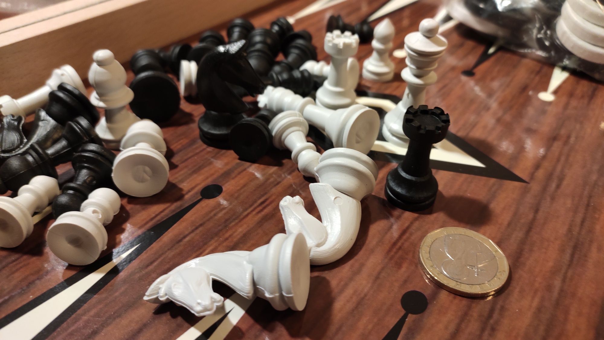 Шах и табла комплект в дървена кутия