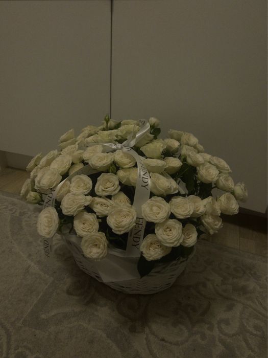 Белые кустовые розы в корзине свежые