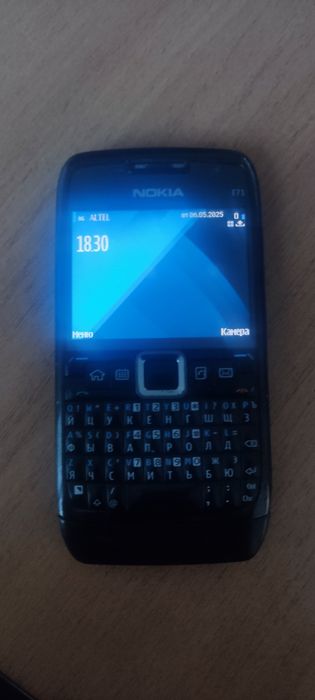 Nokia e71 в рабочем состоянии с зарядкой