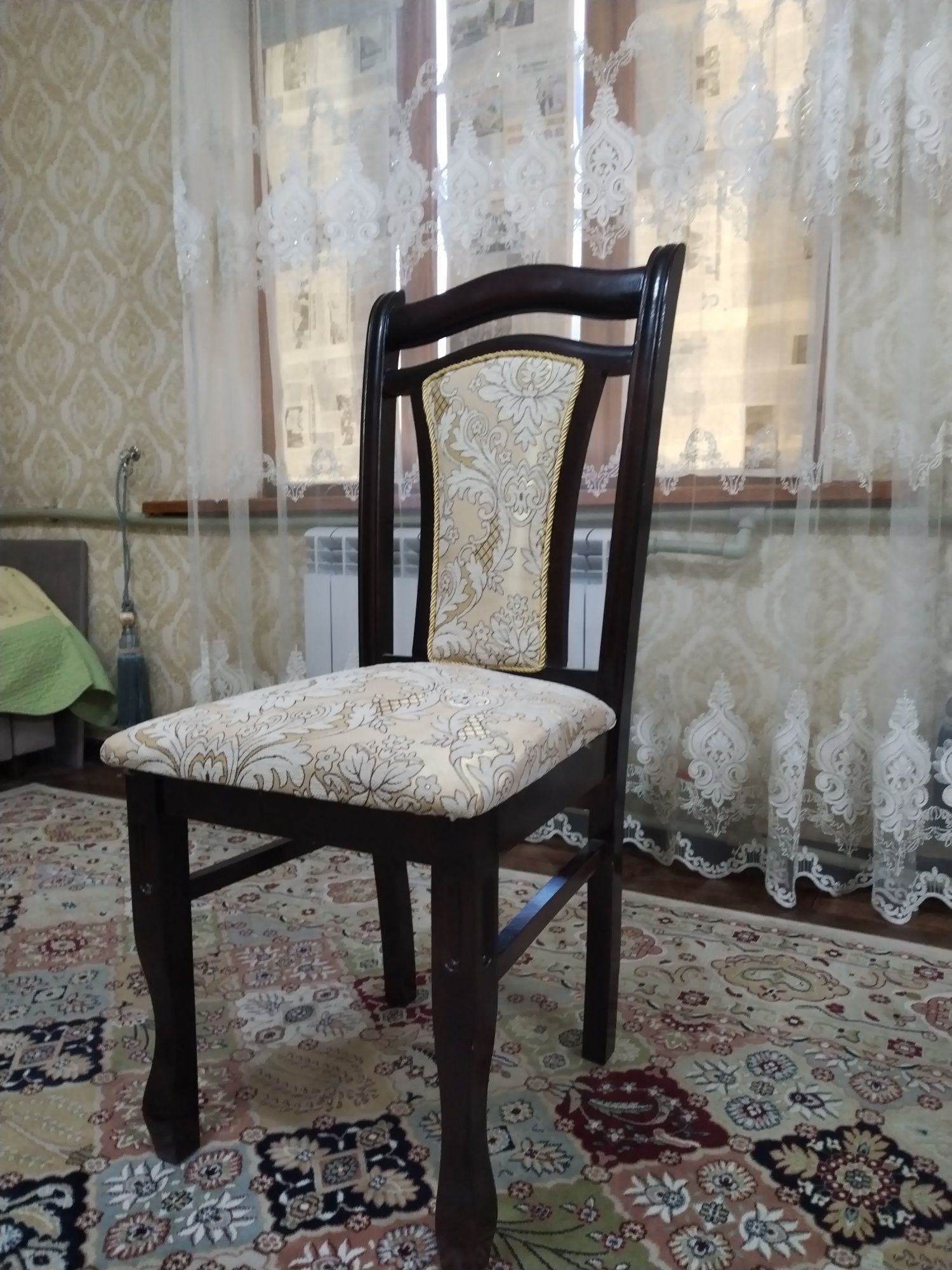 Стол и стулья для зала