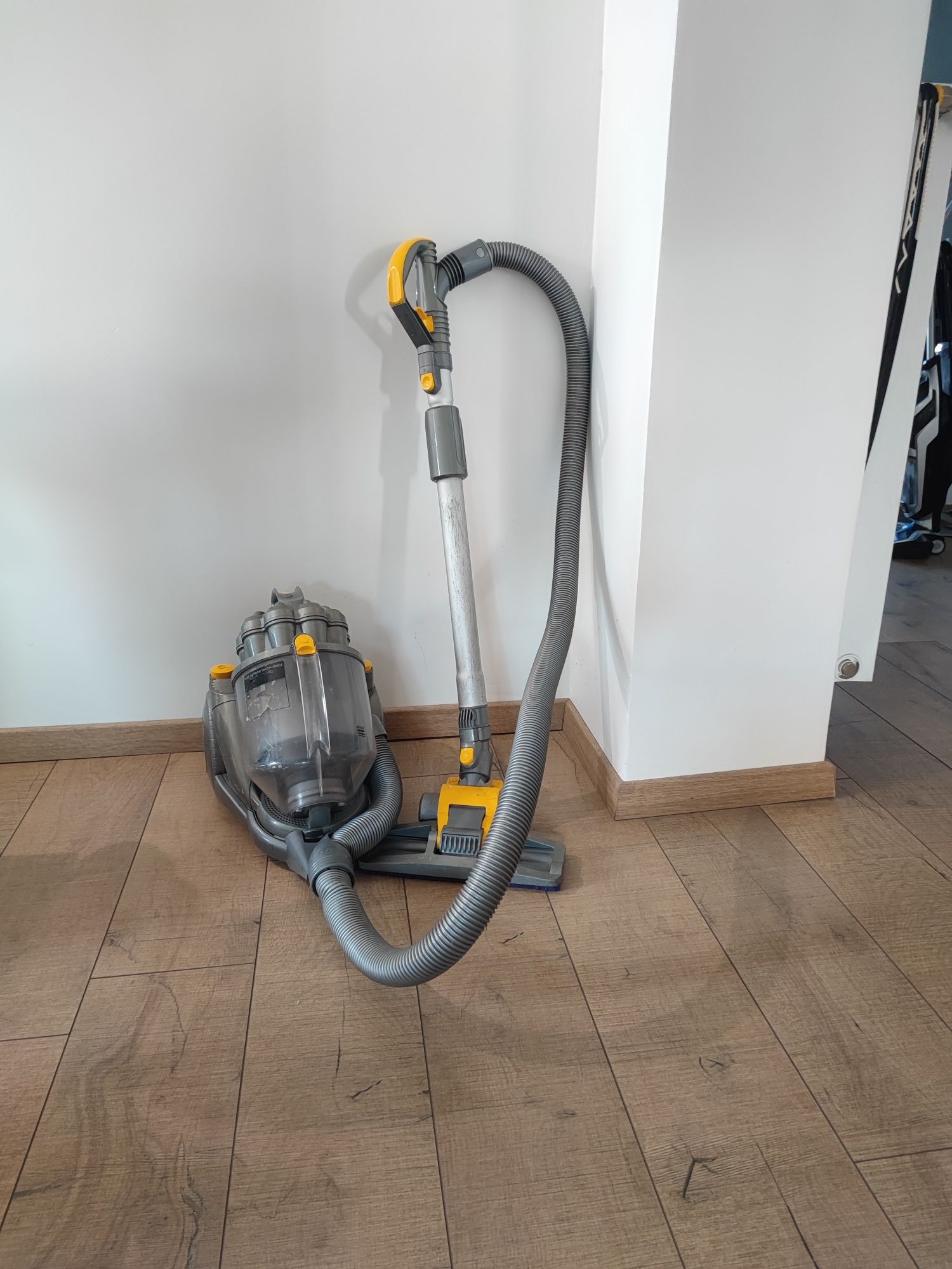 Aspirator Dyson fara sac Yellow edition