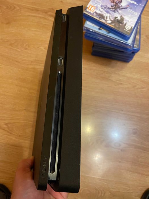 PlayStation 4 Slim 1TB, два джойстика и 10 игри