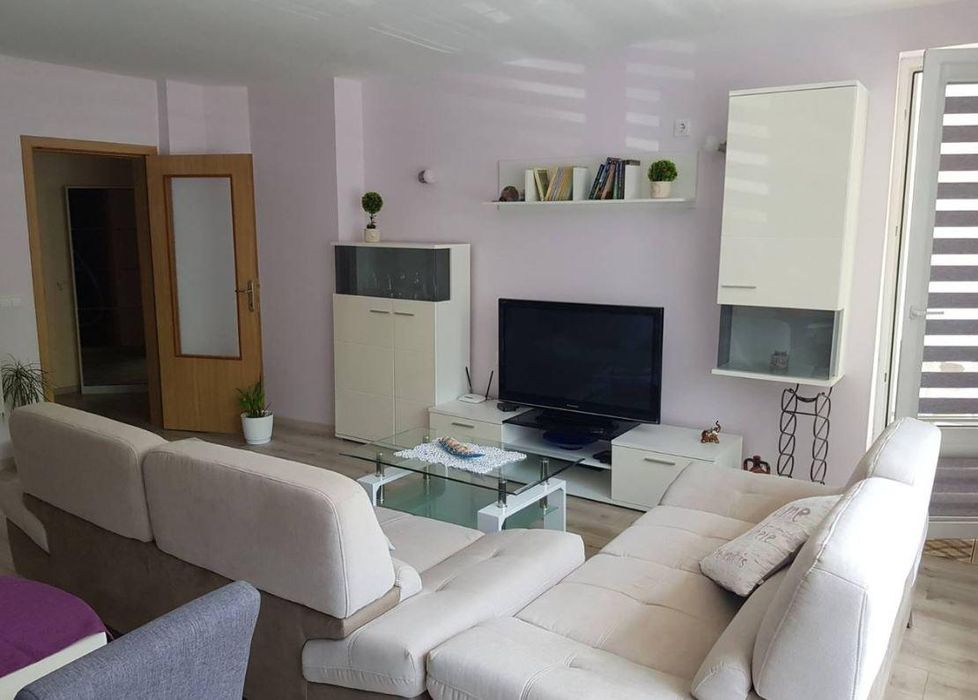 Дава се под наем Двустаен апартамент в Бургас, Лазур - 70 кв.м за 663 € - Снимка #1