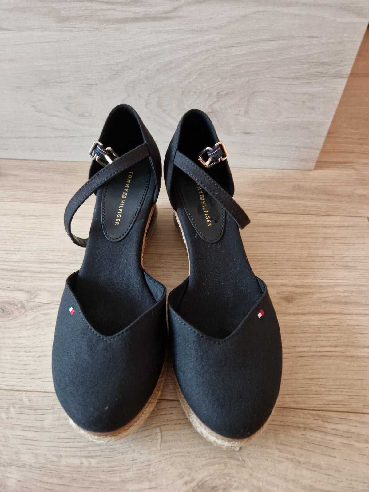 Обувки Tommy Hilfiger платформа, еспадрили Basic Closed Toe Mid Wedge