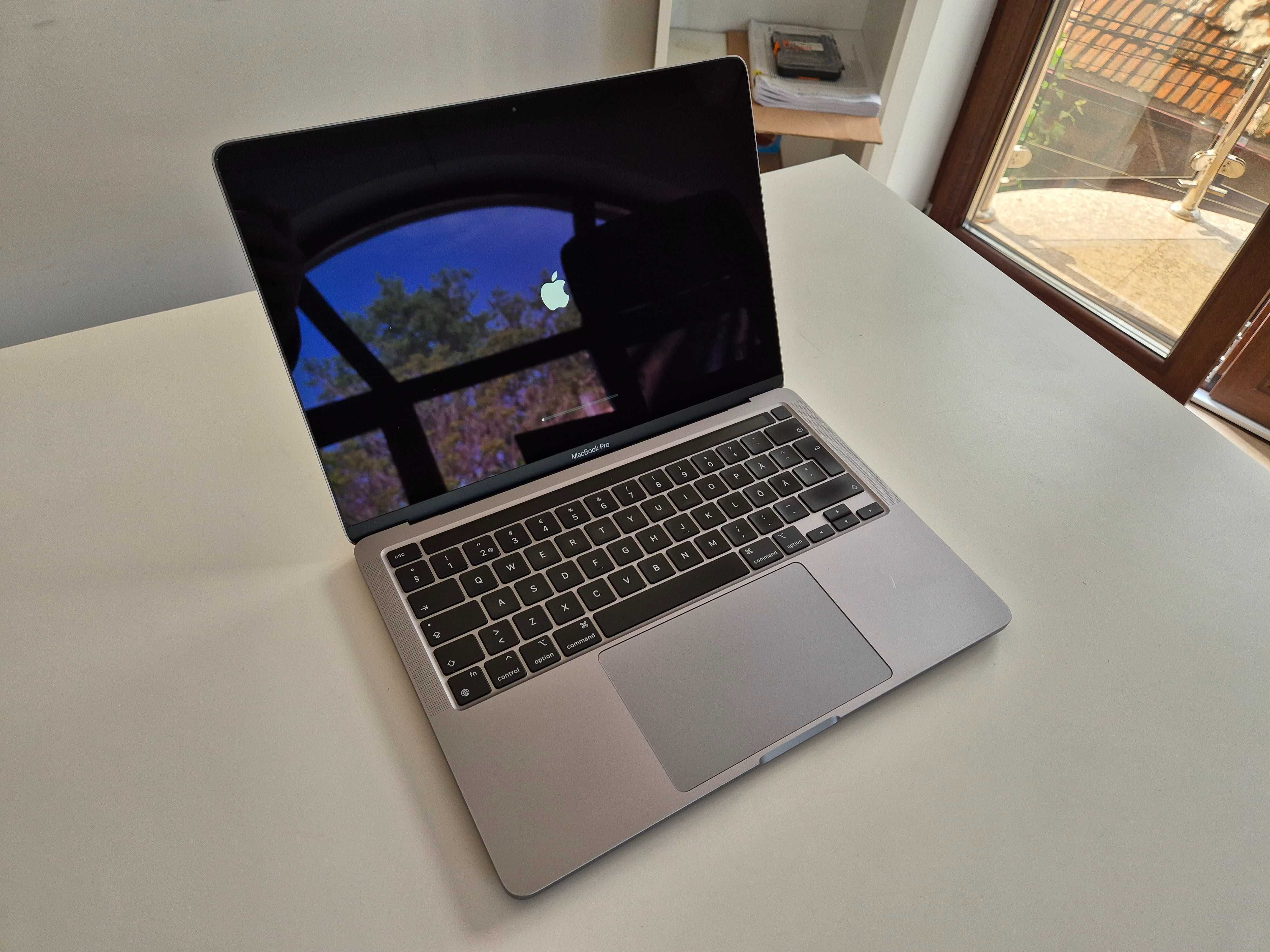 Macbook Pro (13" 2020, M1) M1 8GB 512GB SSD Pret cu Factura si TVA