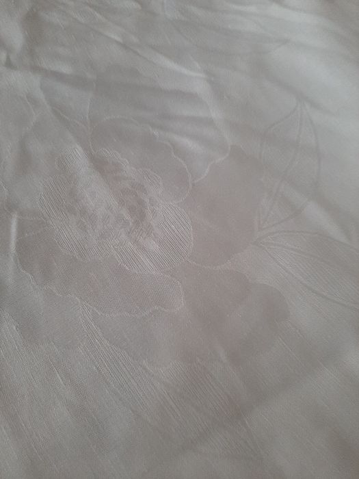 Vând Damasc alb cu flori imprimat pentru fete de masa,,lenjerii