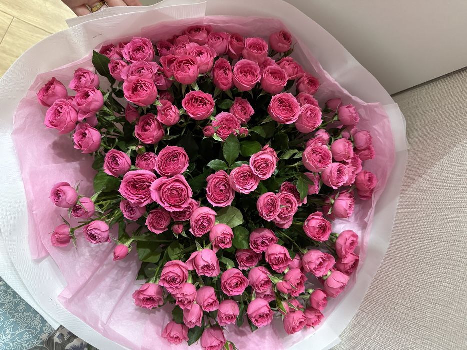 Букет цветов кустовые розы