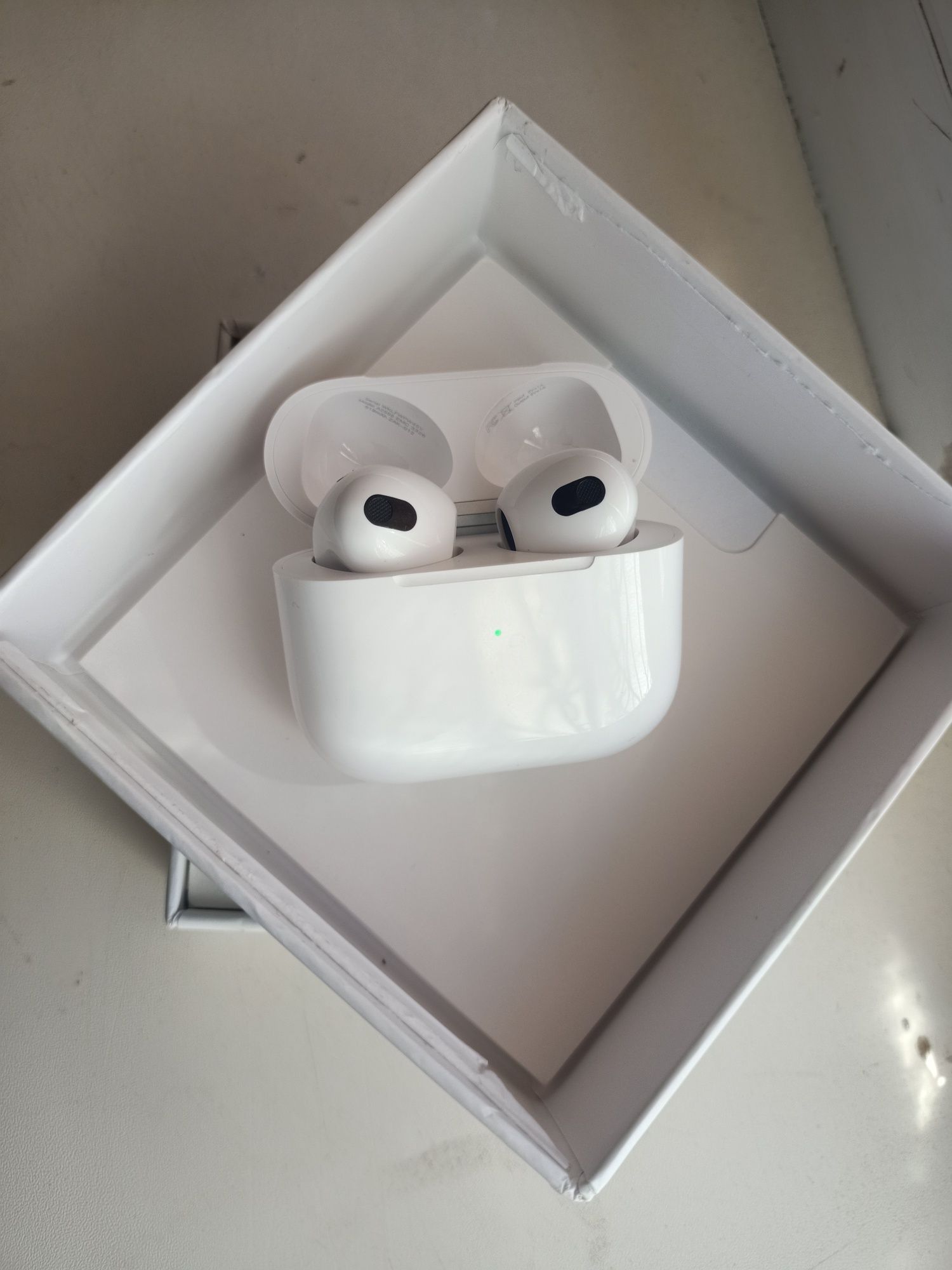 Продаю AirPods (3-го поколения) в идеальном состоянии