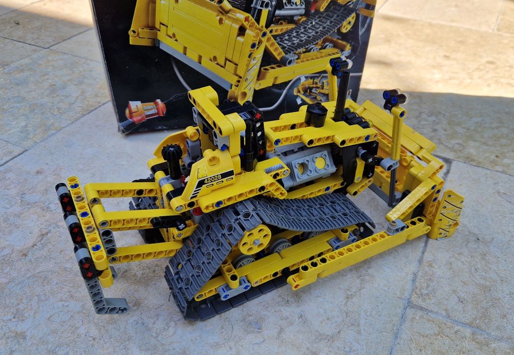 LEGO TECHNIC 2 IN 1-  Buldozer in stare perfectă