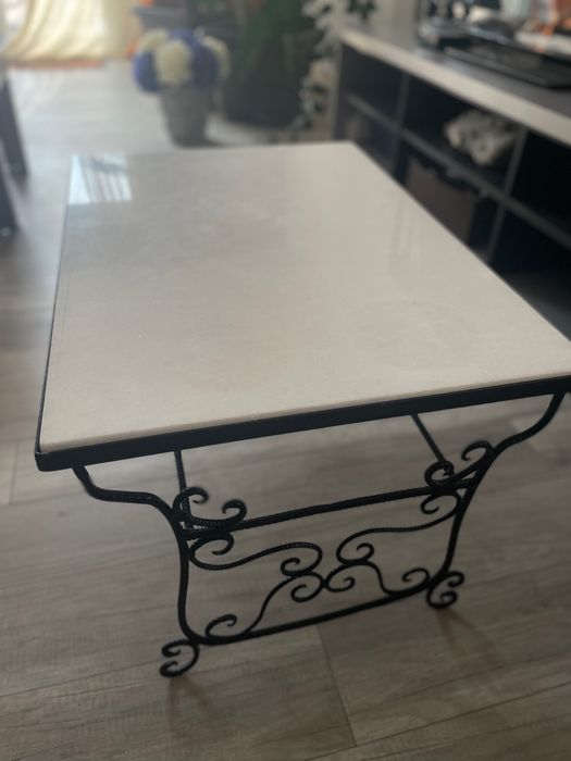 Masā din fier forjat si blat de marmurā lucratā manual