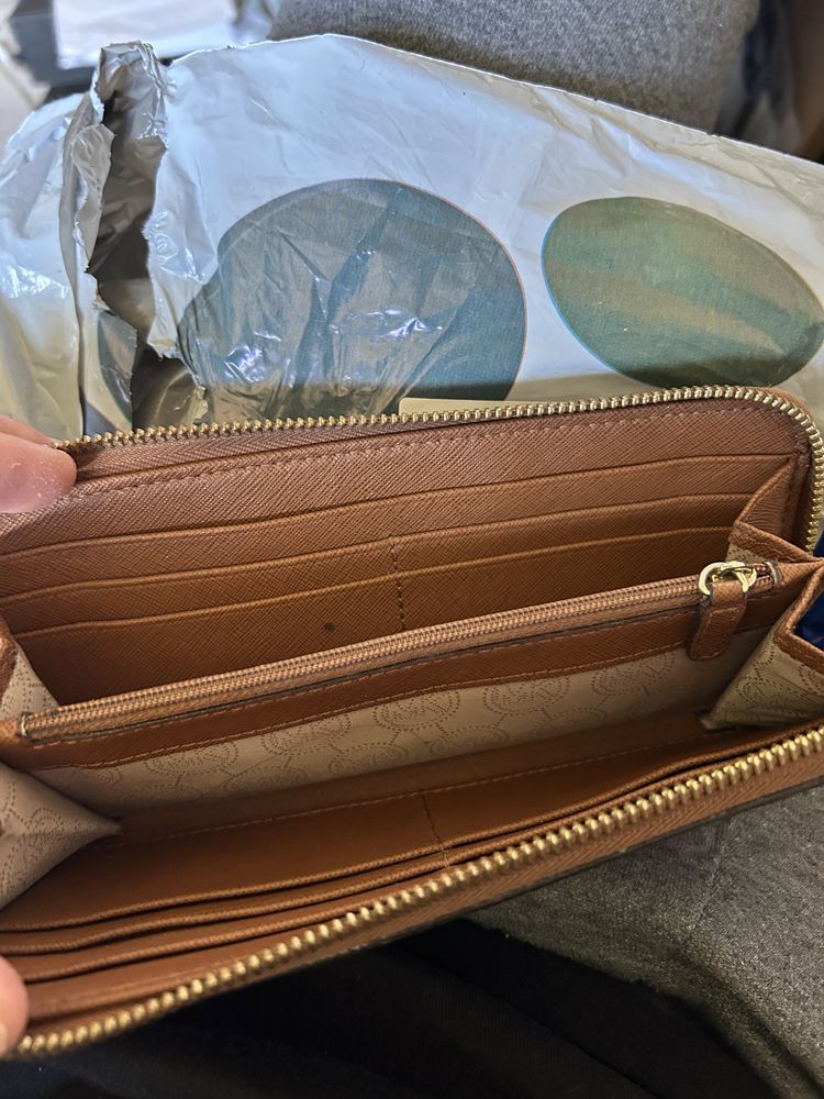 Продавам портмоне на Michael kors