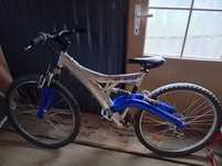 Bicicleta full suspension