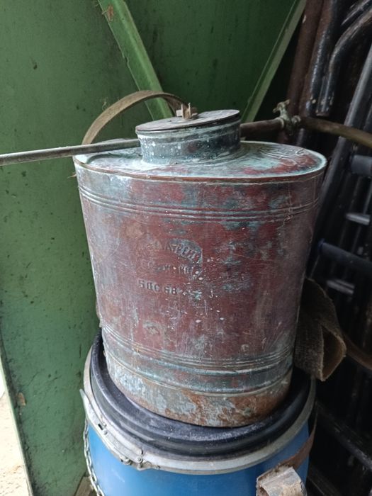 Стара медна пръскачка.