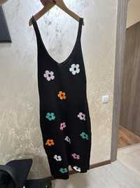 Черна рокля на цветя