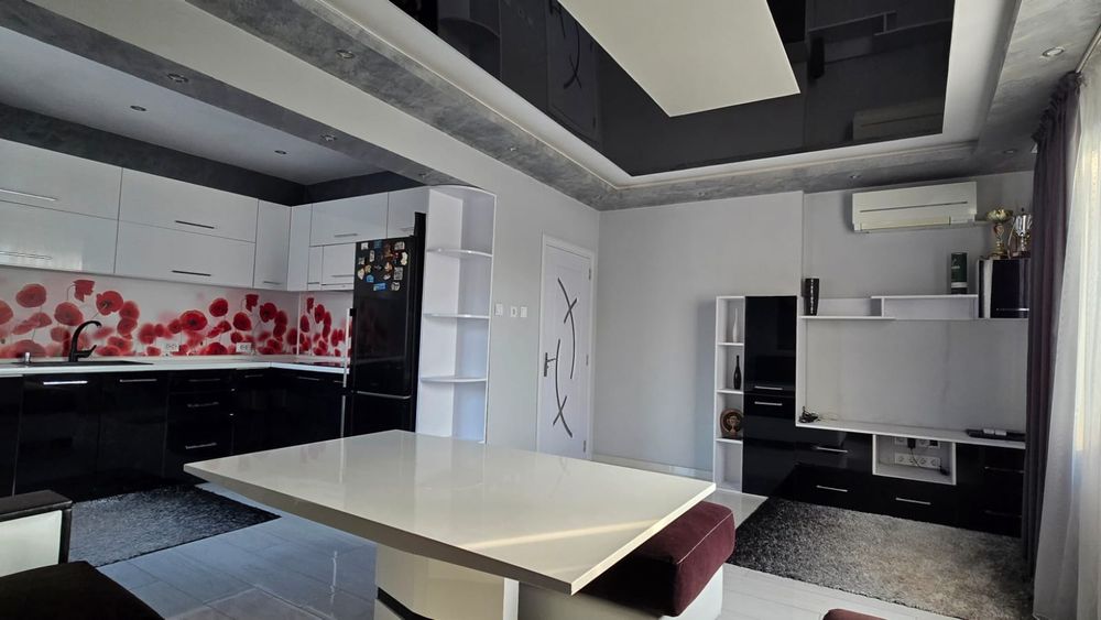 Дава се под наем Тристаен апартамент в Пловдив, Въстанически - 110 кв.м за 663 € - Снимка #2