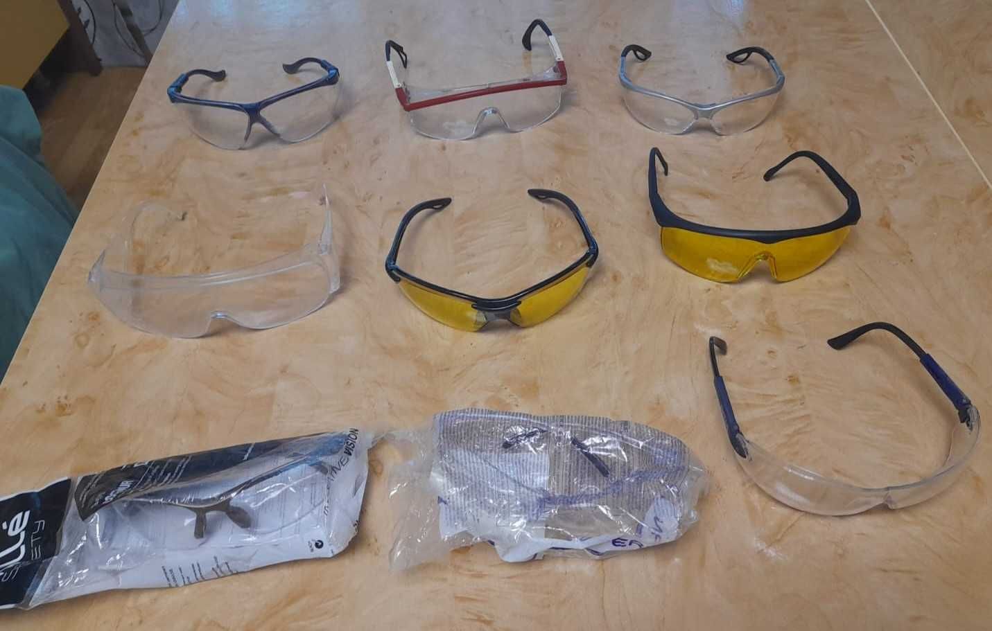 Vând pachet 5 căști de protecție, 2 seturi antifoane, 10 ochelari