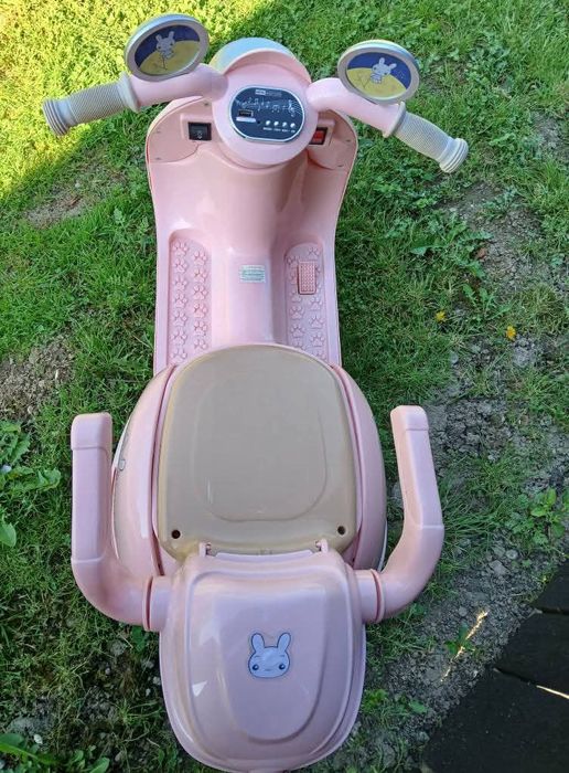 Scuter electric potrivit vârstei 3-5 ani