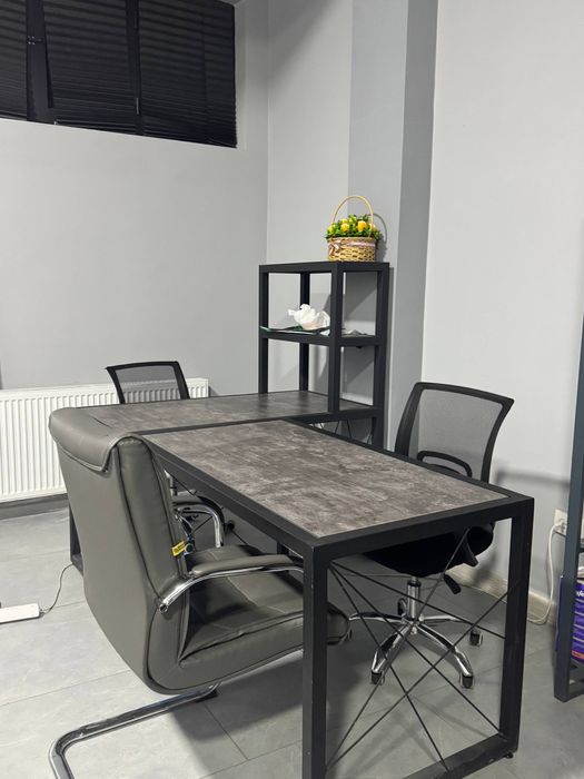 Офисные мебели и телевизор