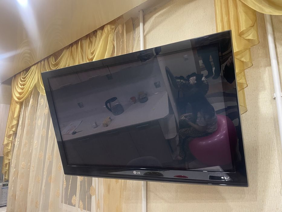 Телевизор LG Б/У рабочий с кранштейном.