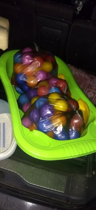 Детская ванна с пластиковыми шариками и детское автокресло Отдам за фр