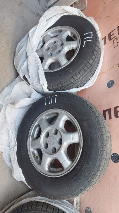 Продам шины с дисками 205/70 R15 — отличное состояние!