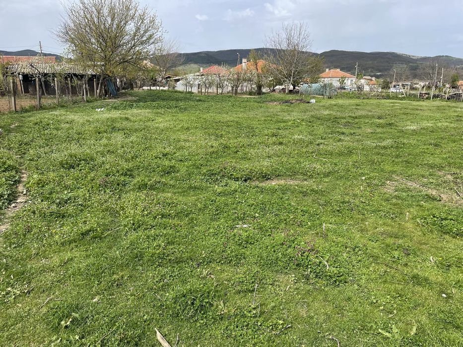 Продава се парцел с масивна сграда - бивш здравен дом в с.Люляково