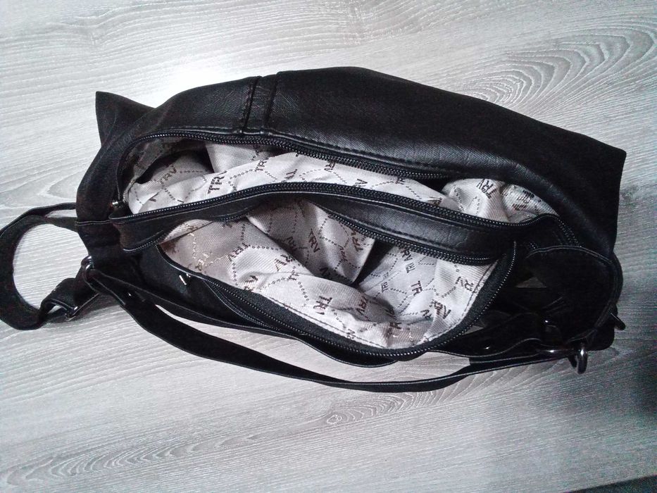 Дамска чанта и раничка в едно