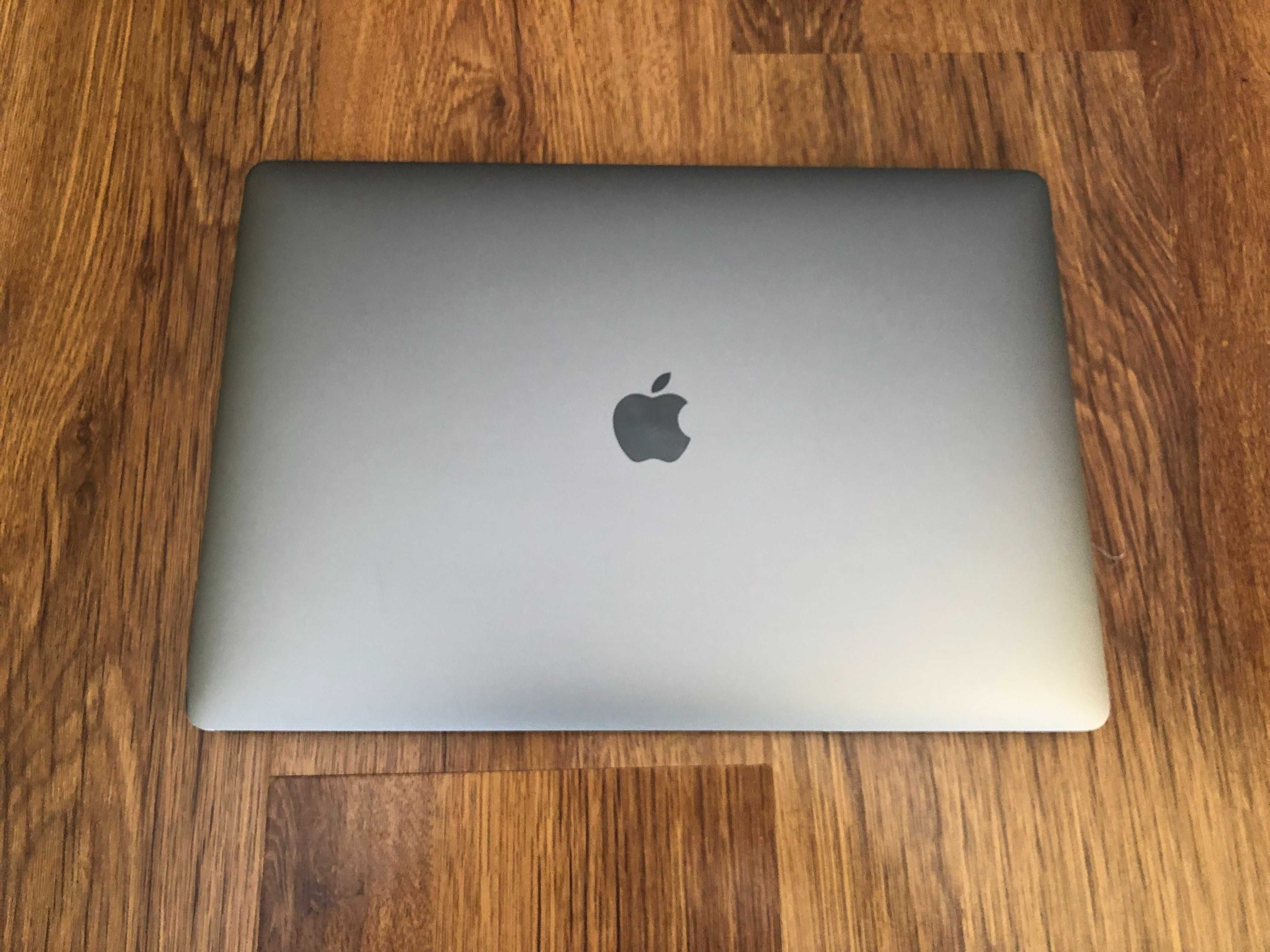 Core i9 32GB RAM/2000GB SSD Apple MacBook Pro 15 Mid 2018 Radeon 560X