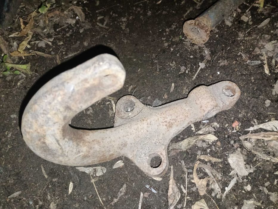 Продам крюки буксировочные передние.