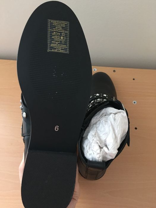 Ghete din piele, dama