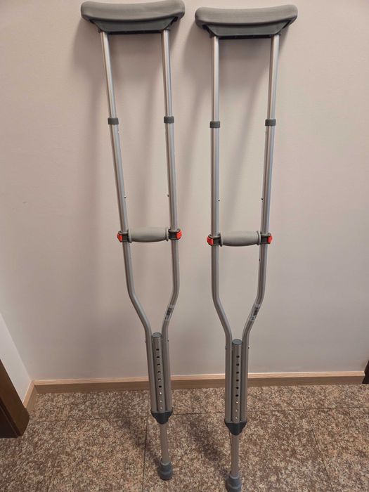 Cârje  pentru adulti,reglabile pe inaltimep