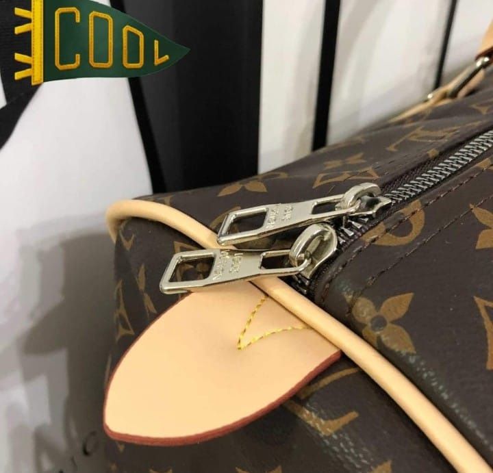 Geanta voiaj unisex Louis Vuitton, curea detașabilă umar,saculet, etic