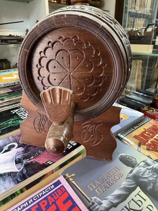 Дървена резбована декоративна бъчва