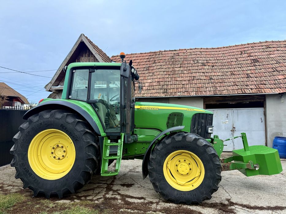 John Deere  6820